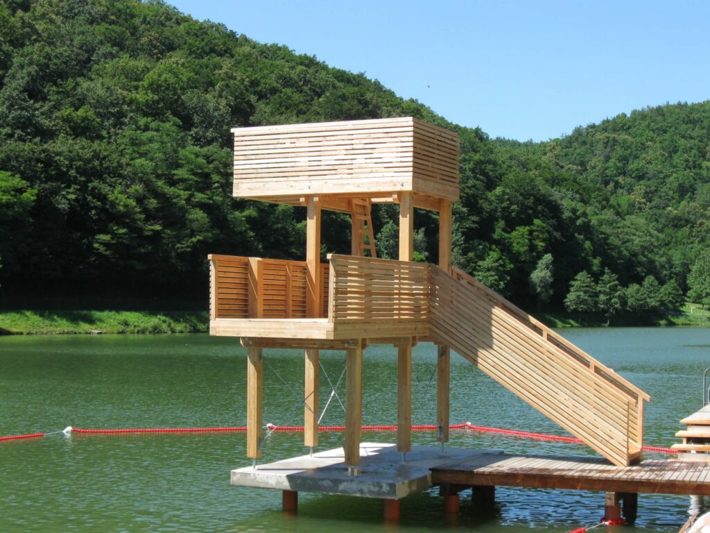 Sprungturm aus Holz an einem See